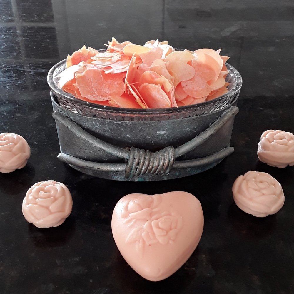 NWT peach-tone Soap Petals w/Heart & Rose soaps in Elegant Vintage Metal Dish